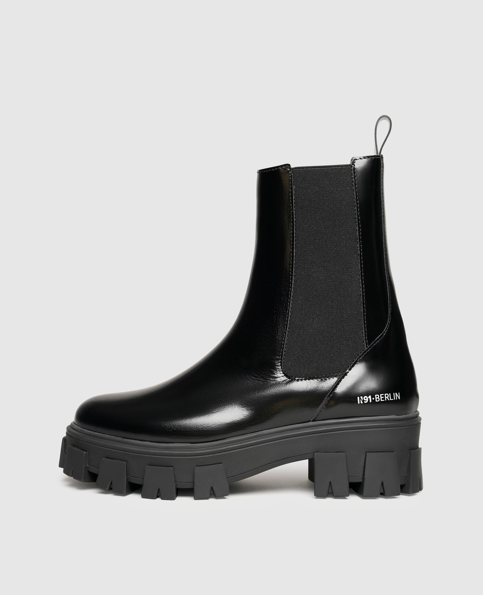 Black and white chelsea boots online